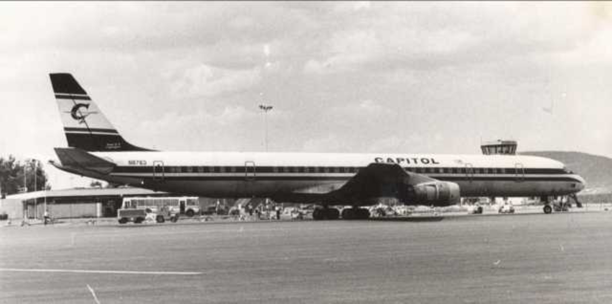 Ett fly på bakken. Douglas DC-8. N8763