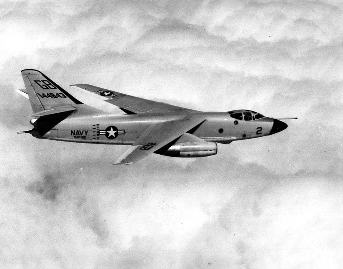 Luftfoto. Ett fly i luften, Douglas A3D Skywarrior.