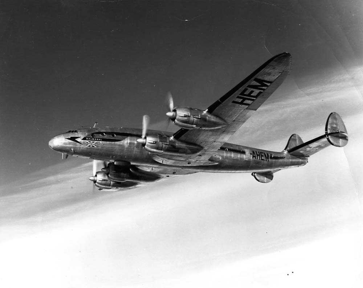 Luftfoto. Ett fly i luften, Lockheed Constellation fra BOAC.