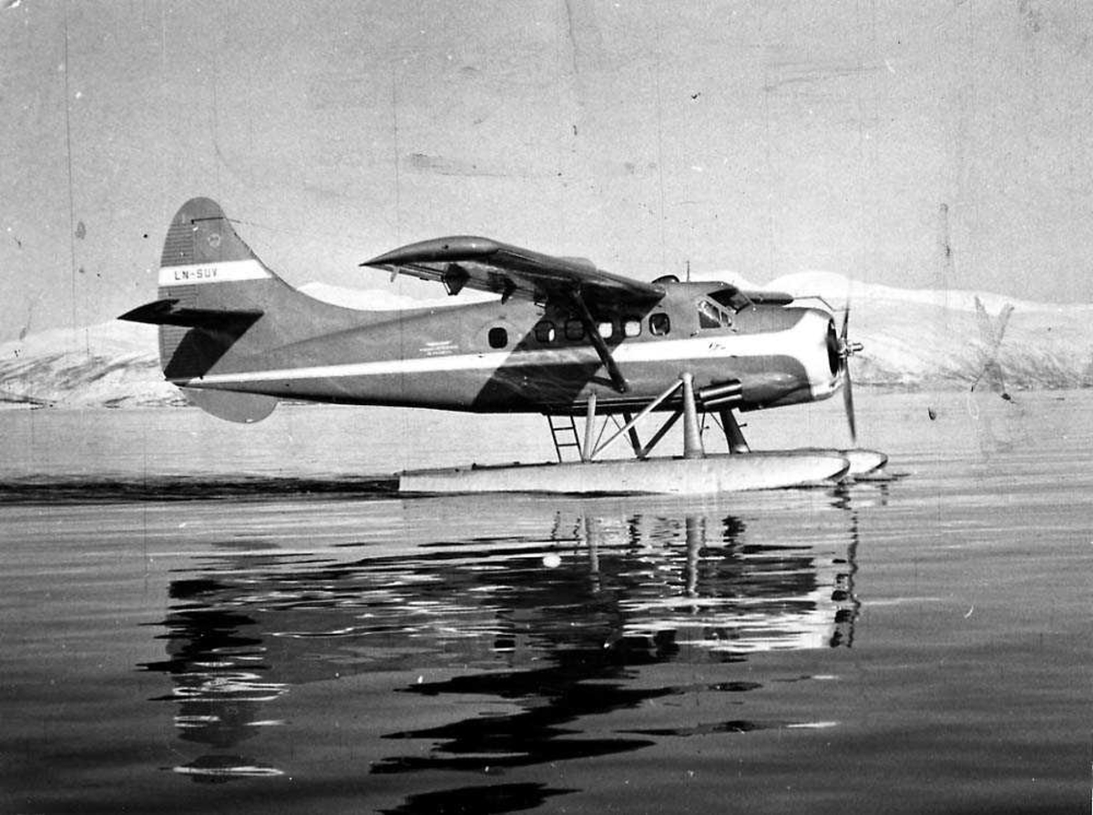 Ett fly i sakte fart på vannet, DHC-3 Otter LN-SUV fra Widerøes Flyveselskap.