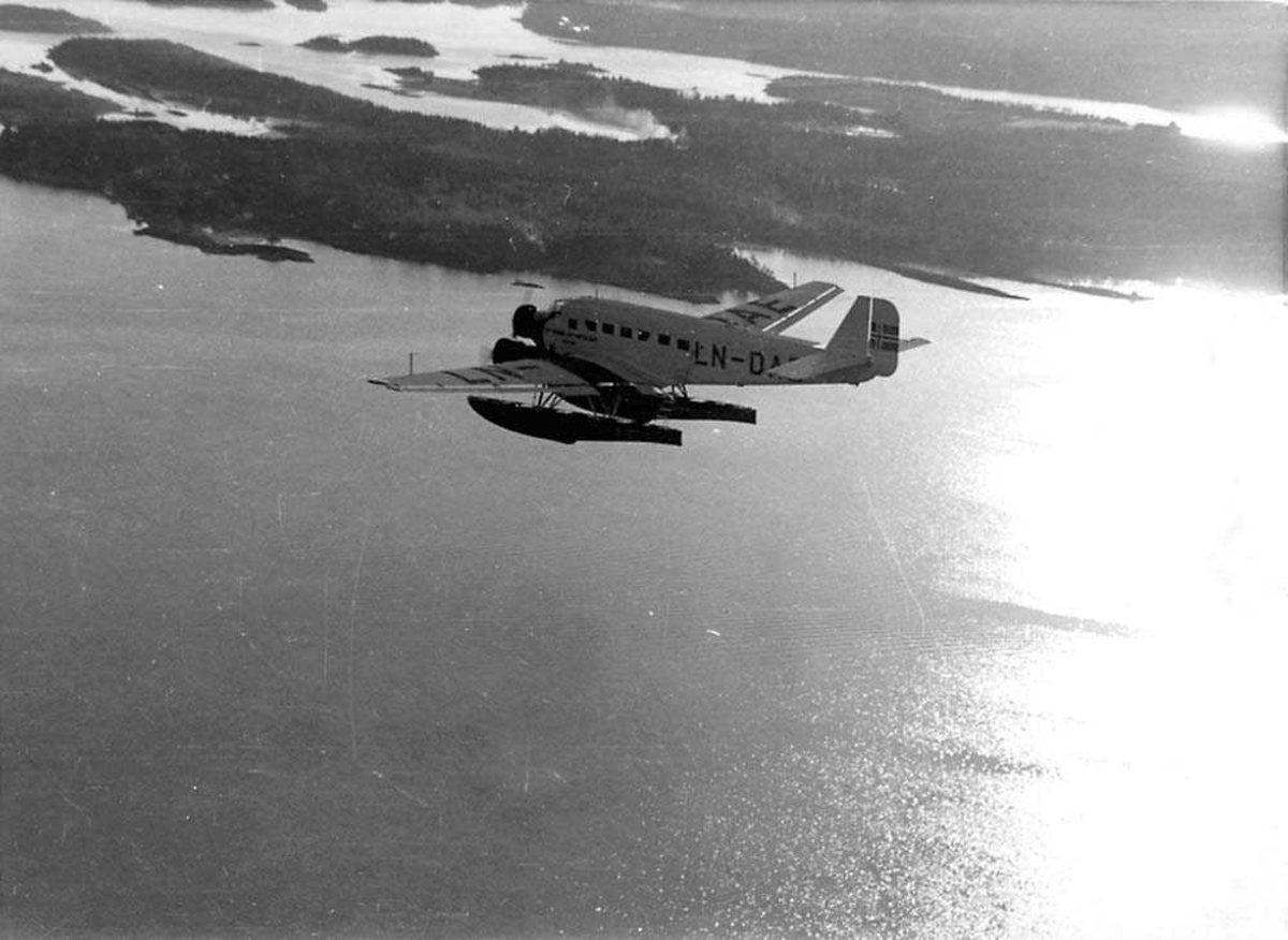 Luftfoto. Ett fly i luften, Junkers Ju-52 3m ge LN-DAE "Havørn" fra DNL Fred Olsen & Bergenske A/S.