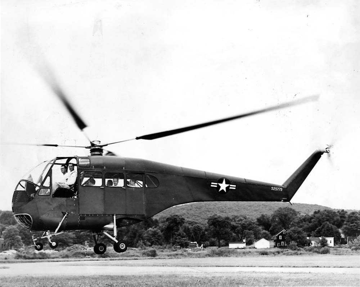 Ett helikopter i luften like over bakken, Doman LZ-5 / YH-31.