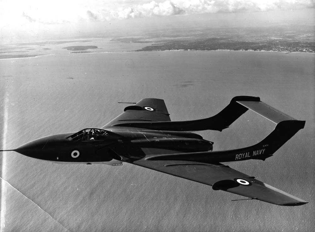 Luftfoto. Ett fly i luften, de Havilland Sea Vixen F. Mk.1 fra Royal Navy.