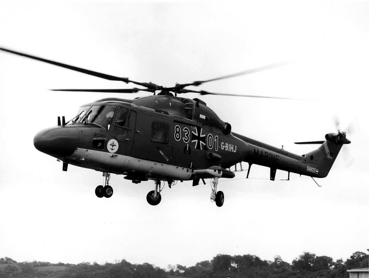 Ett helikopter i luften. Westland Lynx Mk. 88 tillhørende Deutsche Marine, merket 8301. Engelsk registrering G-BIHJ.