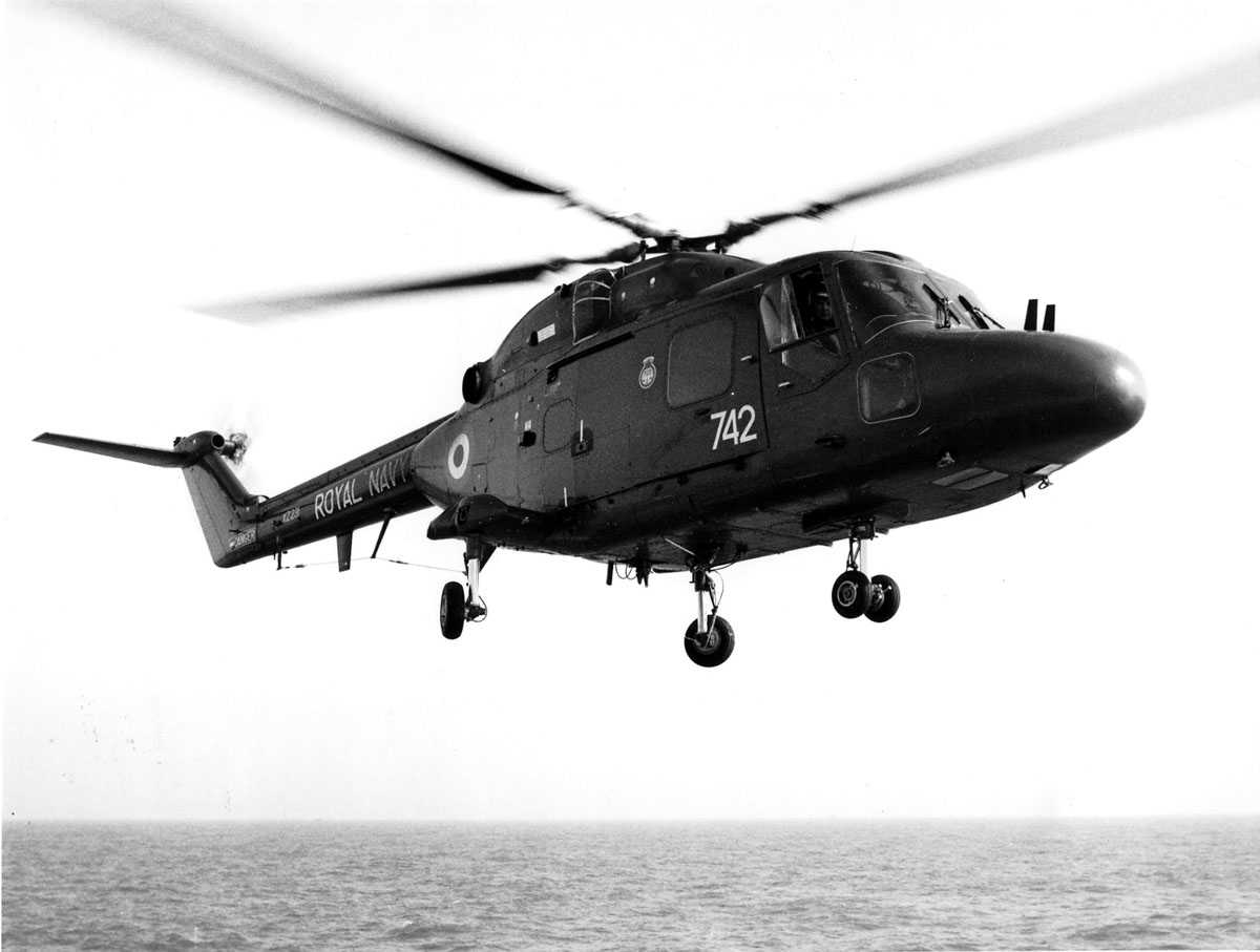 Ett helikopter i luften, over sjø. Westland Lynx HAS Mk.3 merket XZ231 Royal Navy, 742 på sidedør.