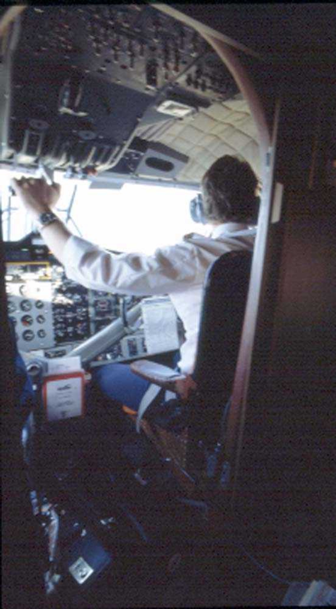 Cockpit. Flystyrmann (flyger/pilot), DHC-6-300 Twin Otter fra Widerøe. 
