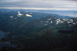 Luftfoto. Lofoten. Ett fly, LN-WFG, DHC-7-102 Dash 7 fra Wid