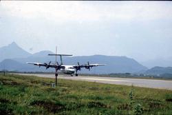 Lufthavn/Flyplass. Leknes. Ett fly, De Havilland Canada DHC-