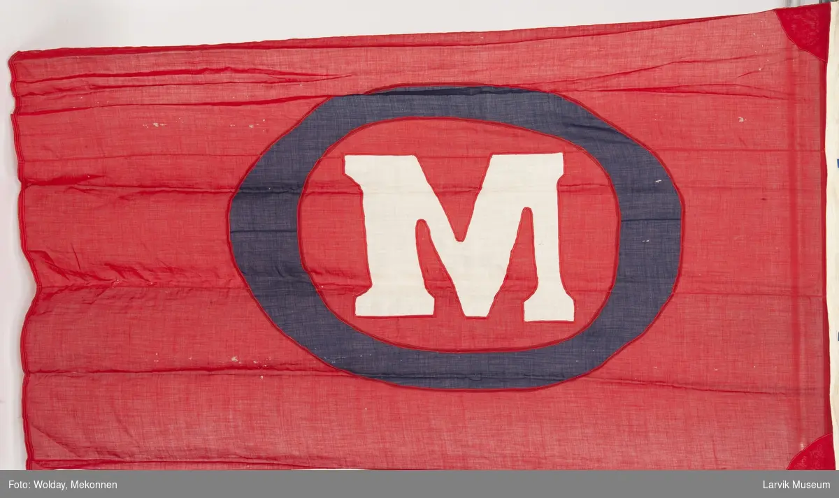 Rødt flagg m. hvit M i sort O.
