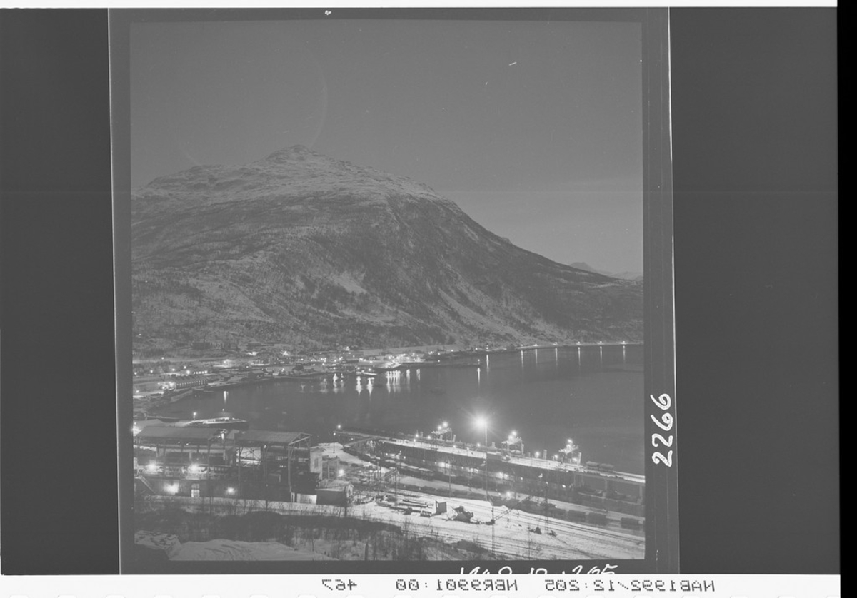 Narvik havn med kaianlegget, Fagerneskleiva i bakgrunnen. Vinter.