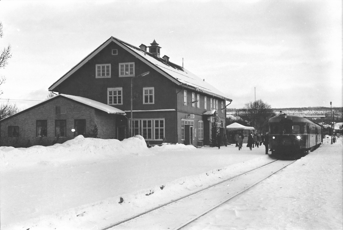 Røros stasjon. Tog 371 fra Hamar med motorvognsett type 86 og 91.