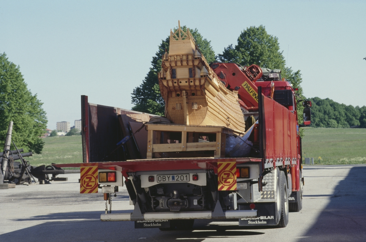 Vasamodellen i skala 1:10 flyttas från Sjöhistoriska museet till Vasamuseet med lastbil.