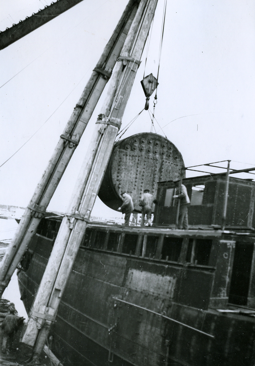 Insättning av ångpanna i post- ångfartyget ÖLAND vid oskarshamns varv 1931,byggnadsnr.280.