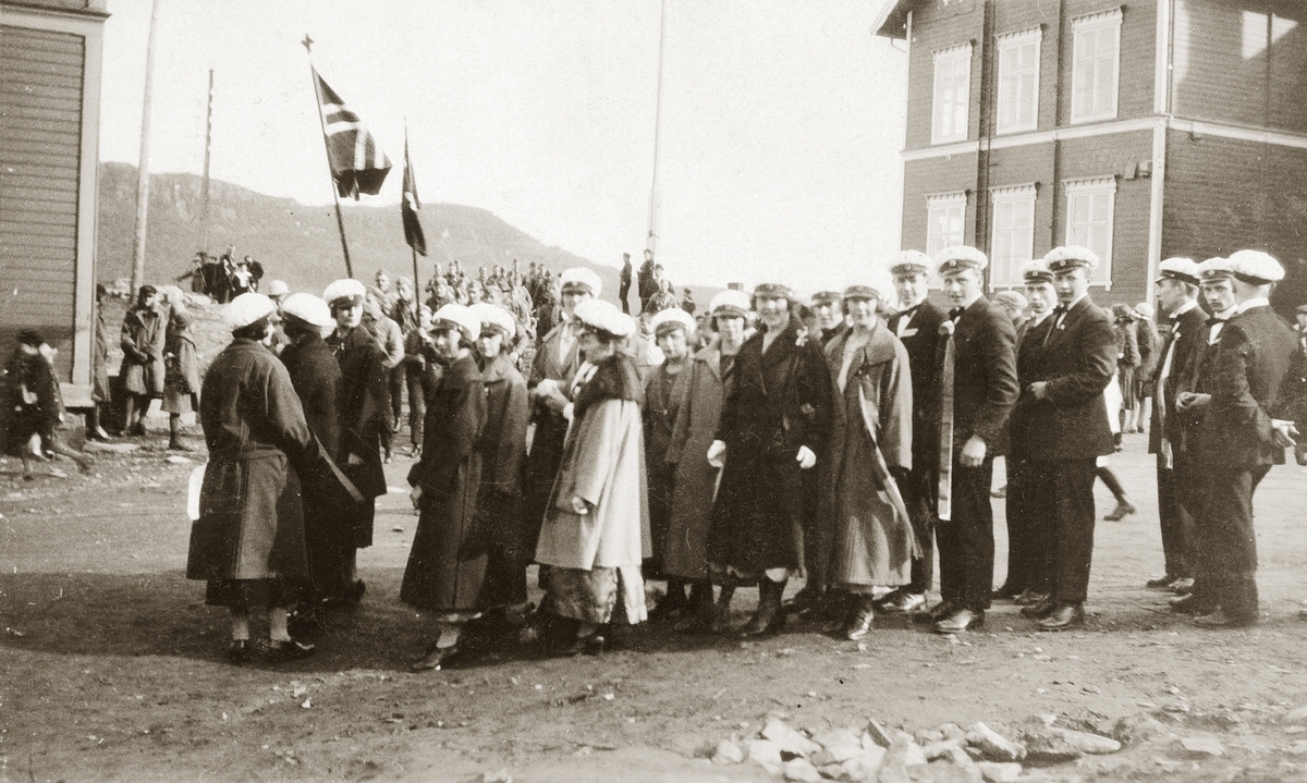 Medlemmer av Harstad Ungdomsskor fotografert ved  middelskolebygget.