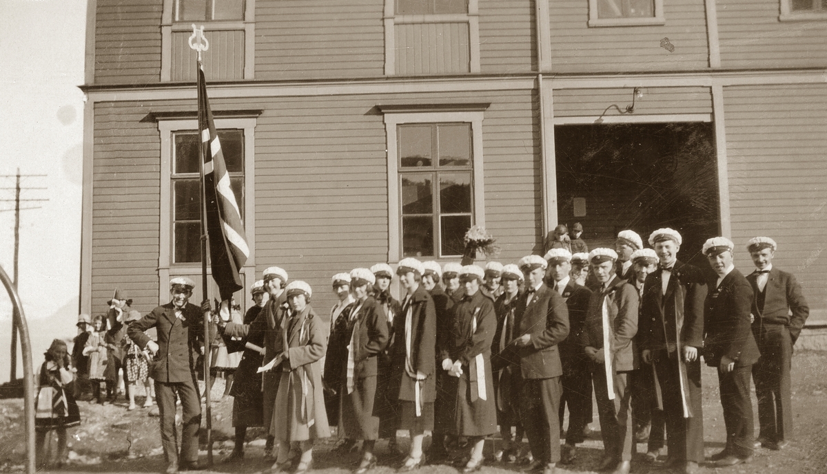 Harstad Ungdomskor fotografert foran en større trebygning, 17. mai 1926.