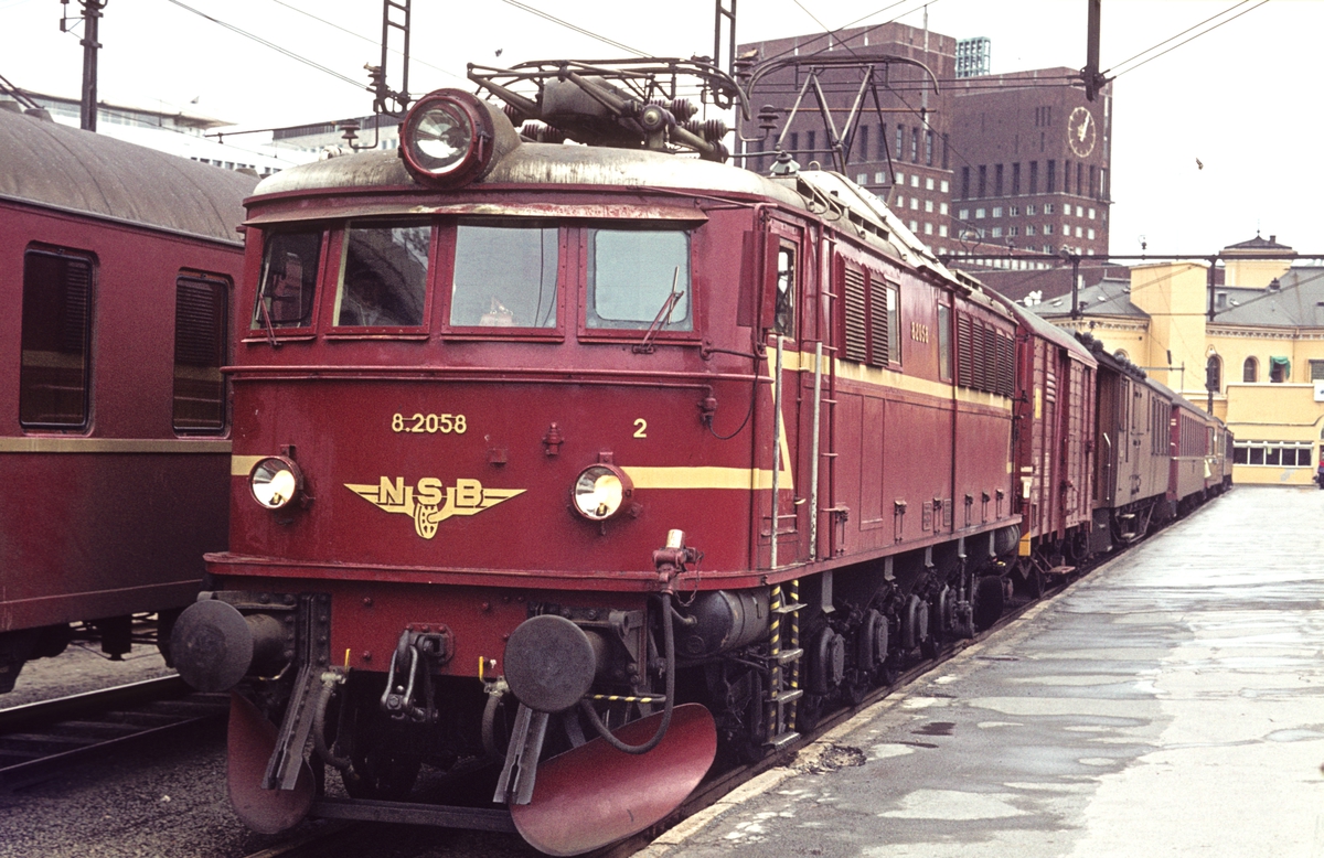 NSB elektrisk lokomotiv El 8 2058 med persontog på Oslo V