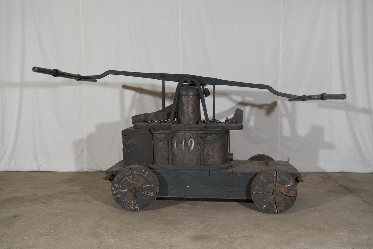 Brannsprøyten består av trekkvogn med 3 hjul, pumpekasse og tønne. Sprøyten var dobbeltvirkende. Pumpekassens dimensjoner: Lengde 68cm, bredde 48 cm. Tønnens kubikkinnhold 104 dm3.
