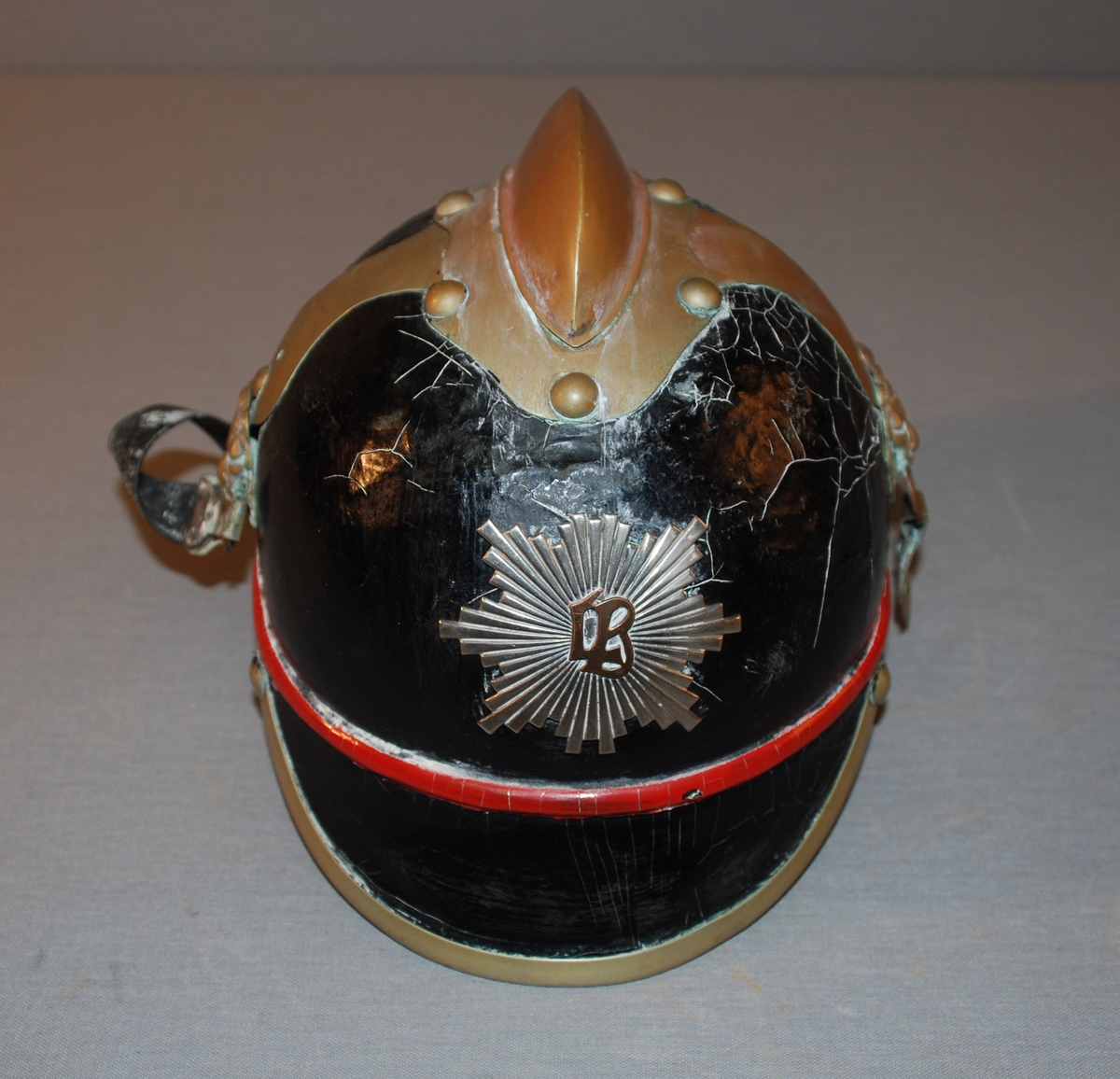 Bergen byvåpen - merke i metall på hjelmens front.