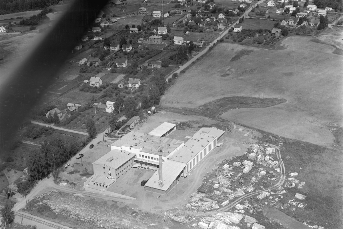 Hamar, Flyfoto, Storhamar, det nye A/S Hamar slakteri som ble tatt i bruk i oktober 1953 i Vognvegen 25, eneboliger i Vognvegen, i dag Maxi kjøpesenter som åpnet i 1986,