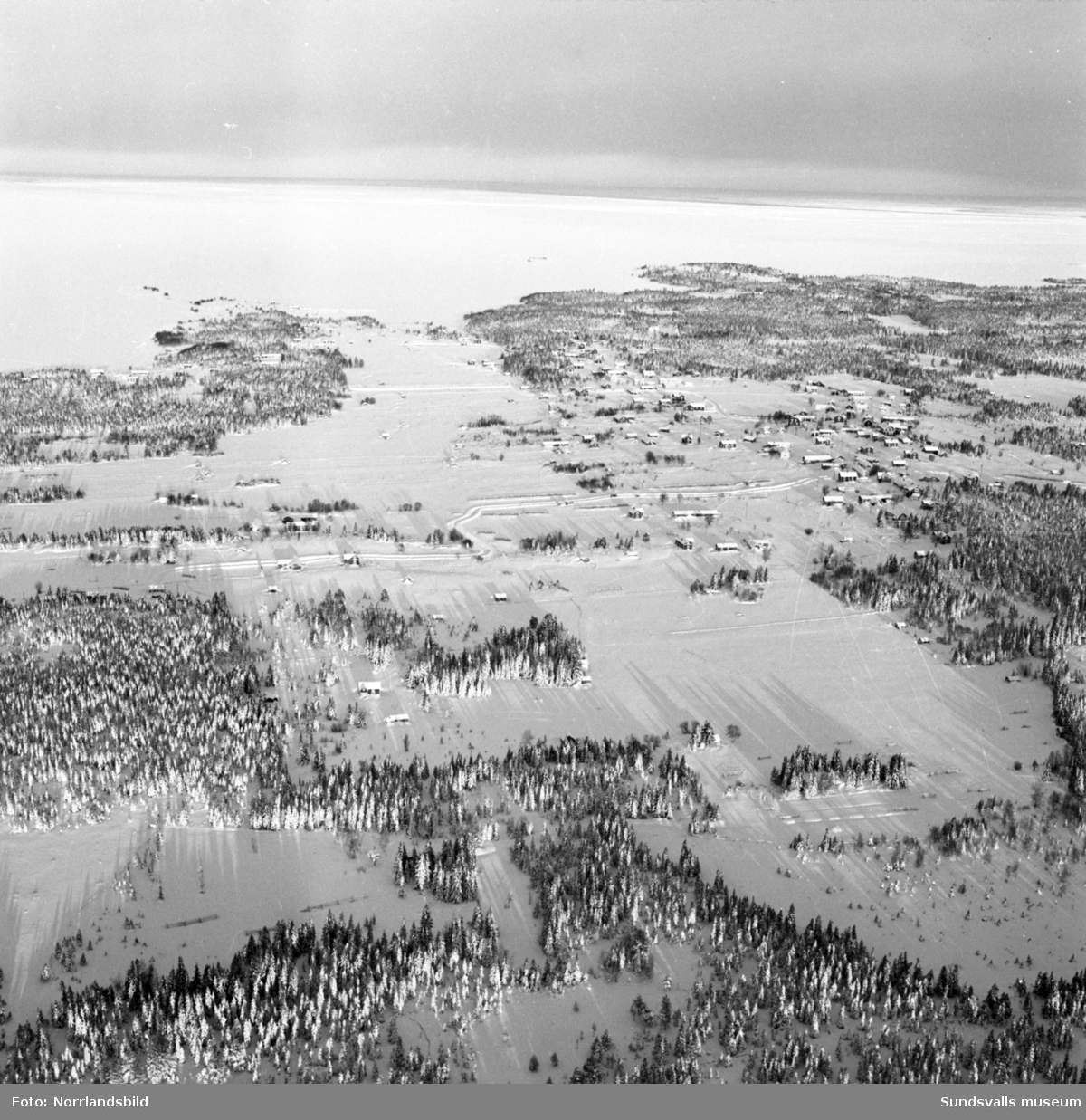 Flygfoton över issituationen till havs mellan Sundsvall och Örnsköldsvik. Även snö- och isläget utefter älvarna exempelvis Järkvissle, Liden och Bergeforsen.
