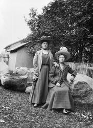 Løten eller Gjøvik.
To ukjente kvinner fotografert i finsta