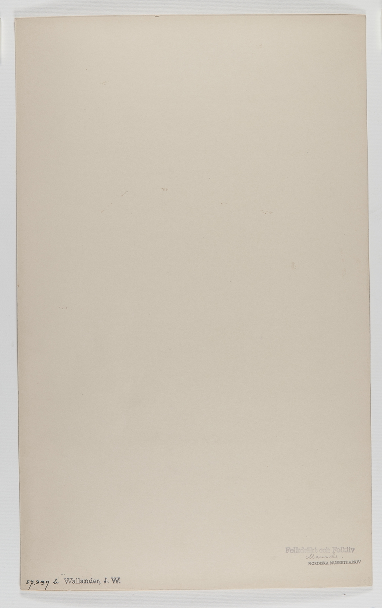 Akvarellerad handteckning av J W Wallander. Mansdräkt från Äppelbo, Dalarna 1857. Text: "Äppelbo. Helgdagsdrägt". Nordiska museets inventarienummer 57339b.