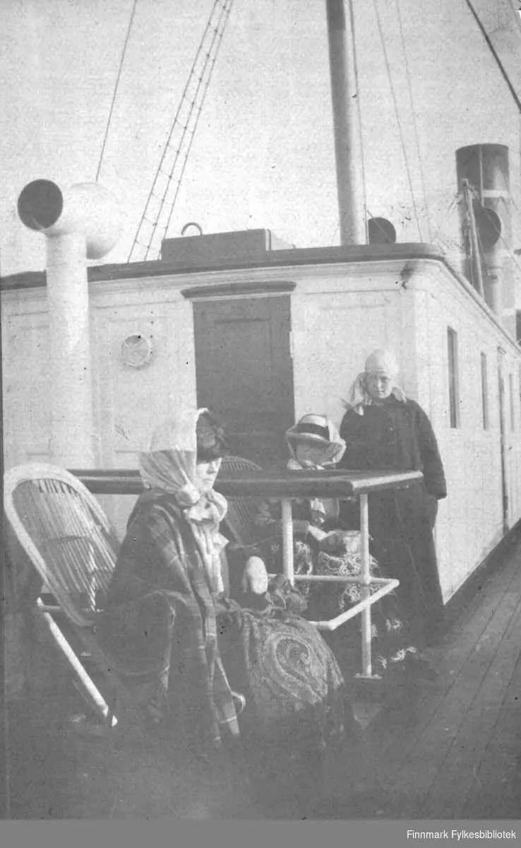 Tre damer fotografert ombord i Bergenskes hurtigruteskip D/S POLARLYS. Skipet var bygget i 1912.