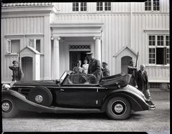 Kongelig besøk, kronprinsens bil foran Fylkesmannsgården.