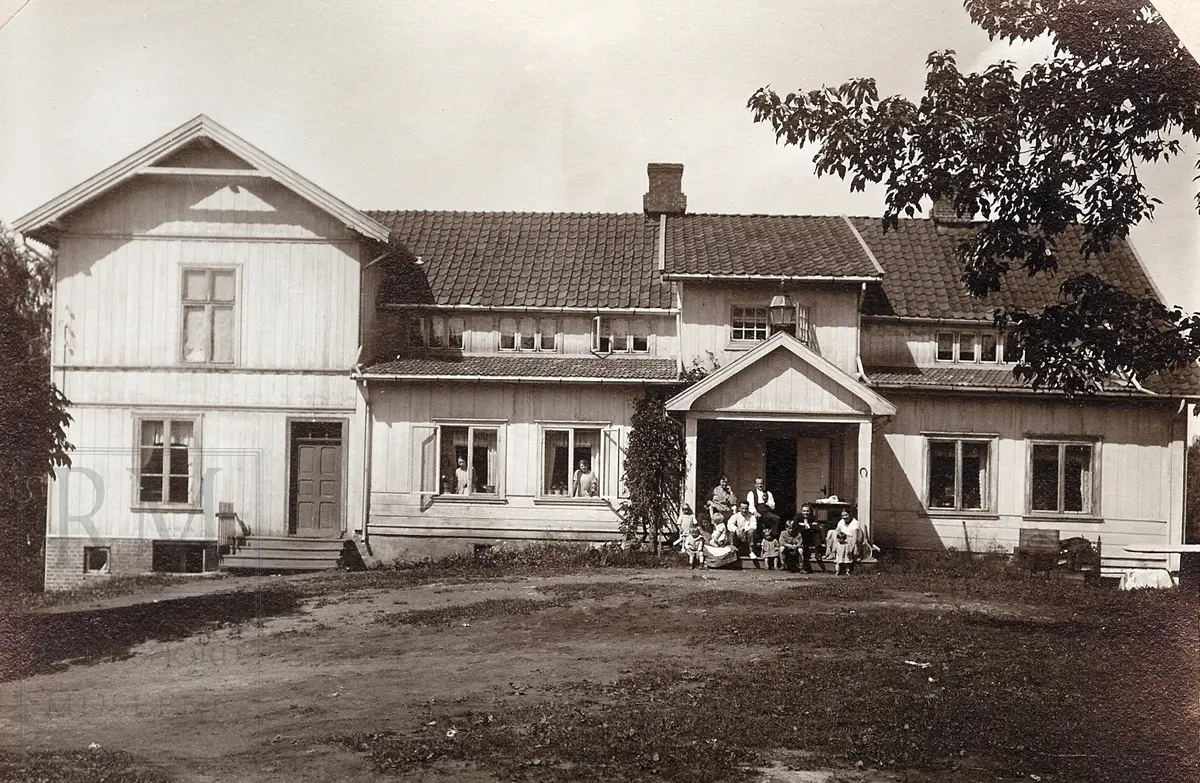 Marka Pensjonat ca 1925. Familien Sterud med gjester samlet ved inngangen.