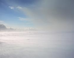 Mellom snestorm og sol i fjellet mot Svanevatnet i Vadsø i f