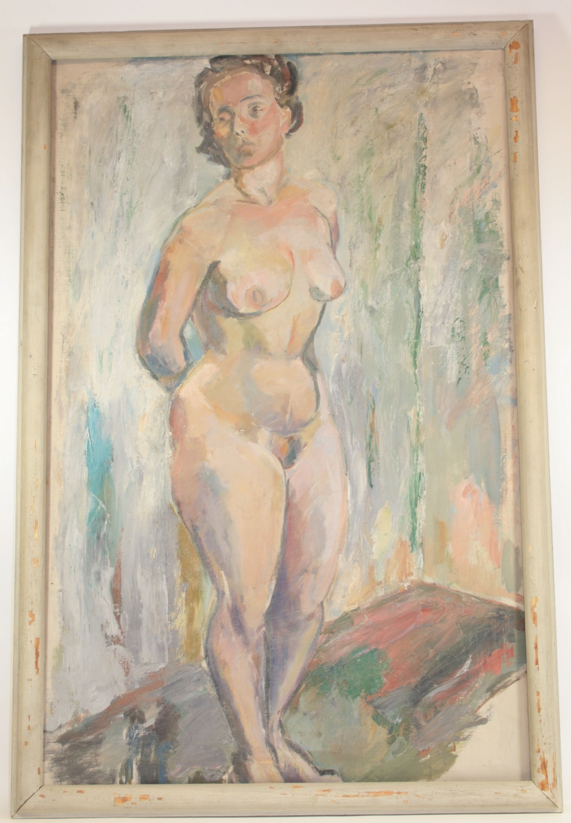 Motivet viser en kvinne, naken. Hun står med bena samlet, og kroppen vendt svakt mot høyre, og ansiktet mot venstre. Hun har hendene på ryggen.
