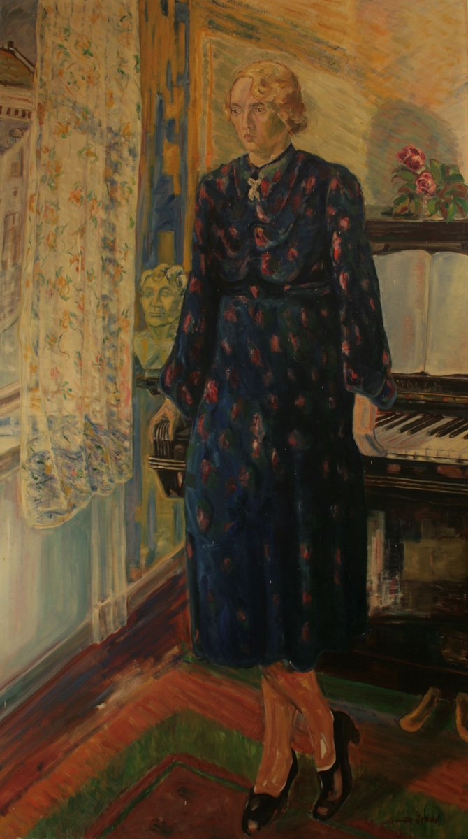 Motivet viser en kvinne stående med ryggen til et piano. Hun hviler den venstre hånden på siden av pianoet mens den andre henger langs siden. Kvinnen har lyst hår til ørene, og mørk blå kjole med rødt og rosa mønster, brune strømper og mørkebrune sko med hæl. Hun ser ut mot venstre i bildet. Bak henne på pianoet står røde blomster, og til venstre for henne står en byste av en mann. Helt til venstre i bildet er et åpent vindu med flortynne mønstrete gardiner foran.