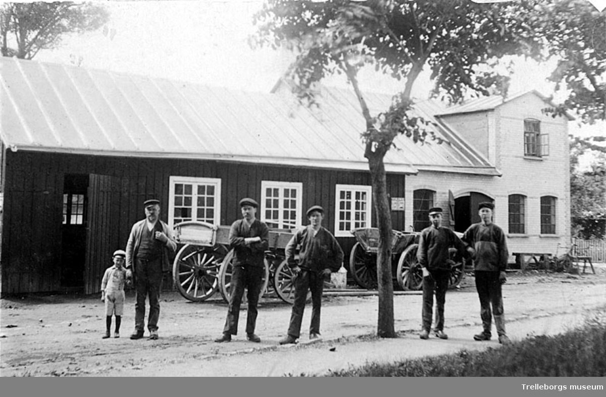 Smidesarbete. Hököpinge bysmedja 1919, Oxie Härad. Smedmästare Molin och hans medarbetare framför smedjan.