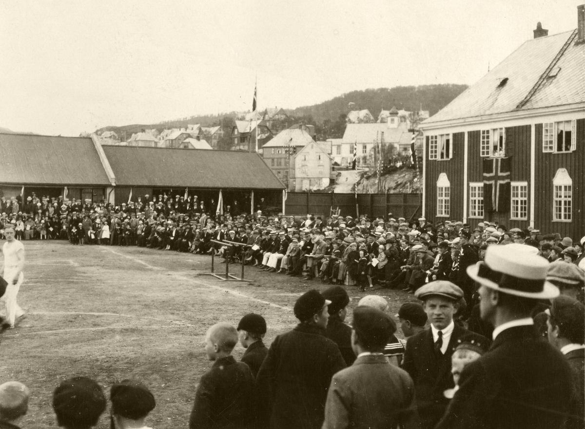 Publikum fotografert under åpningen av Nord-Norges turnstevne i Harstad, 1925.