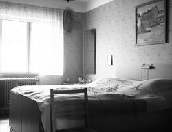 Interiør, soverom med dobbeltseng, maleri på veggen 1936?