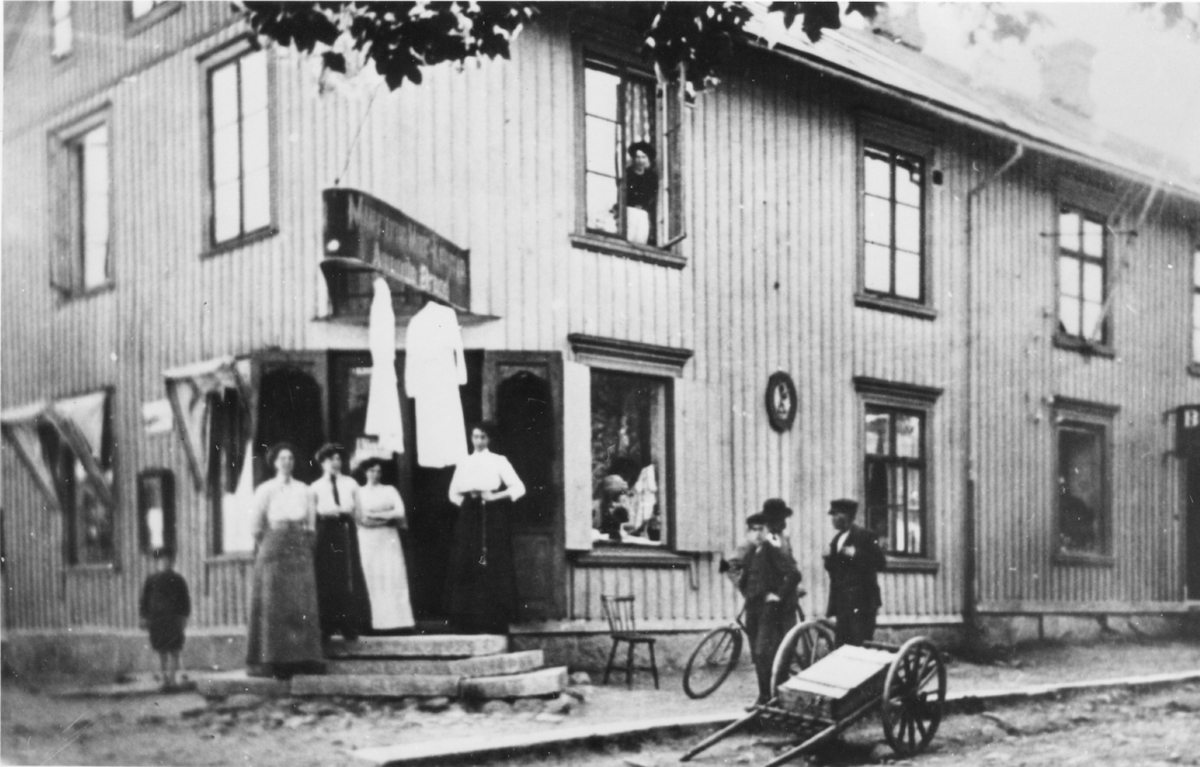 Brant h&ouml;rna (&Auml;ktenskapsh&ouml;rnan), torget.  Mellerud