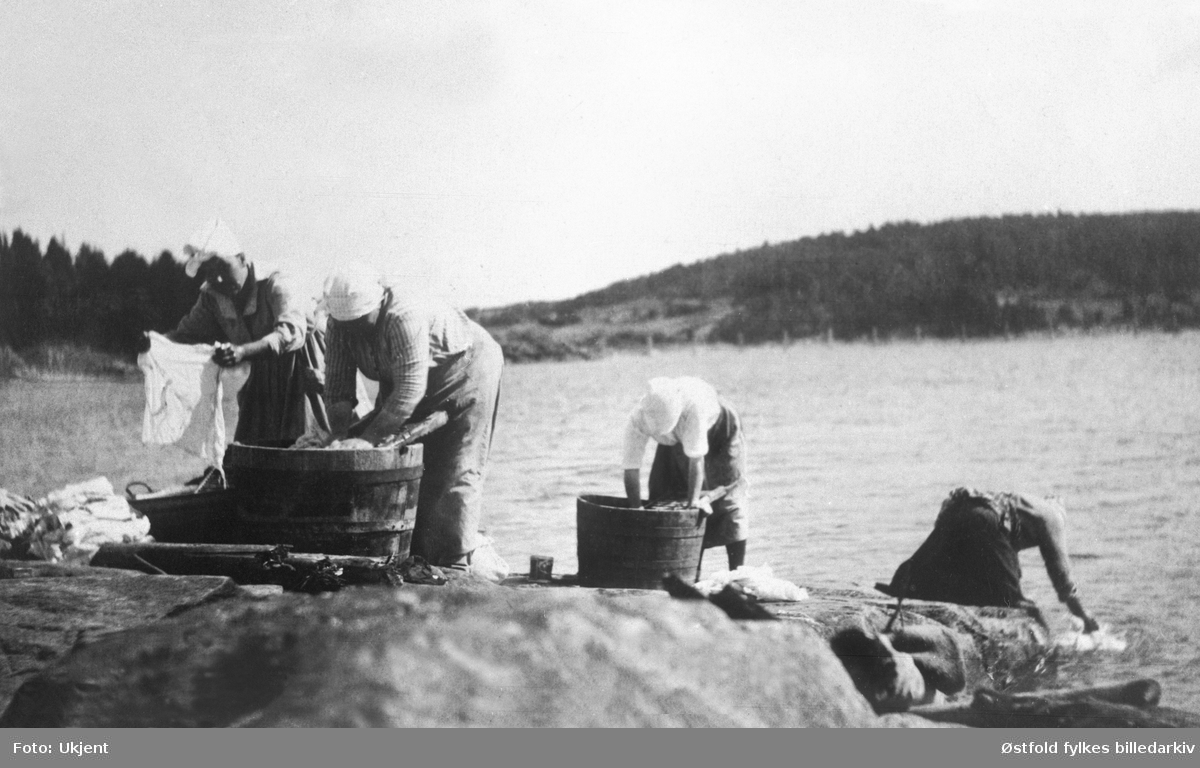 Klesvask i Glomma ved Espenestangen i Skiptvet ca. 1920. 

Fra v.: Maren Johansen, Ingeborg Bryde, Elise Annette Eng, Astrid Haltuff.