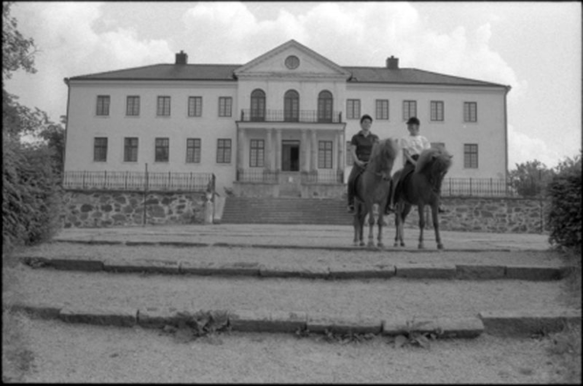 Bilder från Nääs slott. Ridskolan vid Nääs. Utställningsbygge. Dokumentation före restaurering av bebyggelse vid Nääs slott.