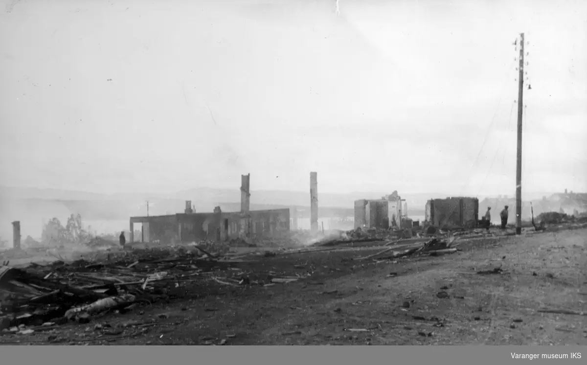 Oscarsgate i Vadsø etter de alliertes storbombing av byen, august 1944. Den ødelagte brannstasjonen nærmest til venstre.