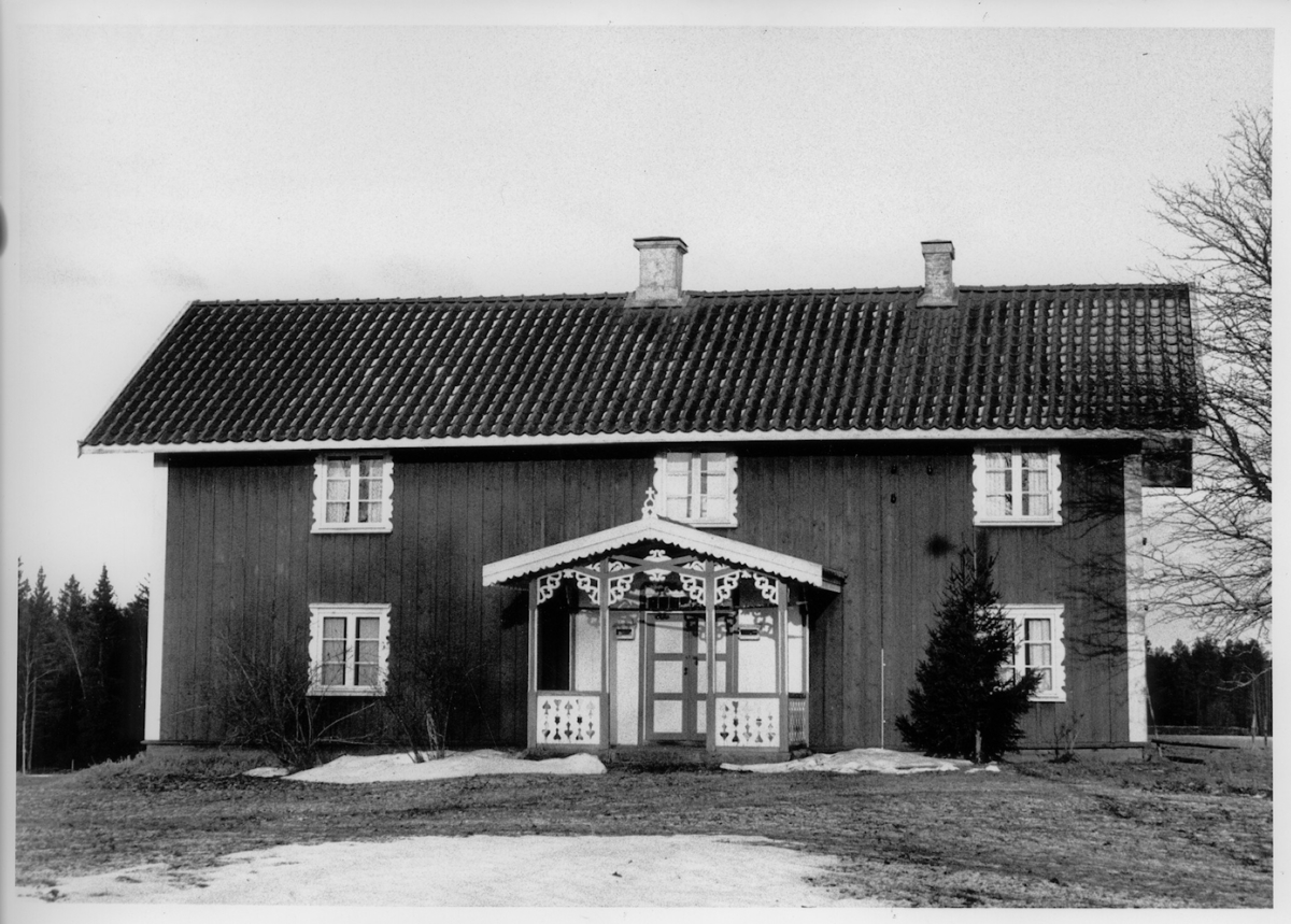 Trähus med veranda. Övrabo Ljungsarp - Vänersborgs museum / DigitaltMuseum