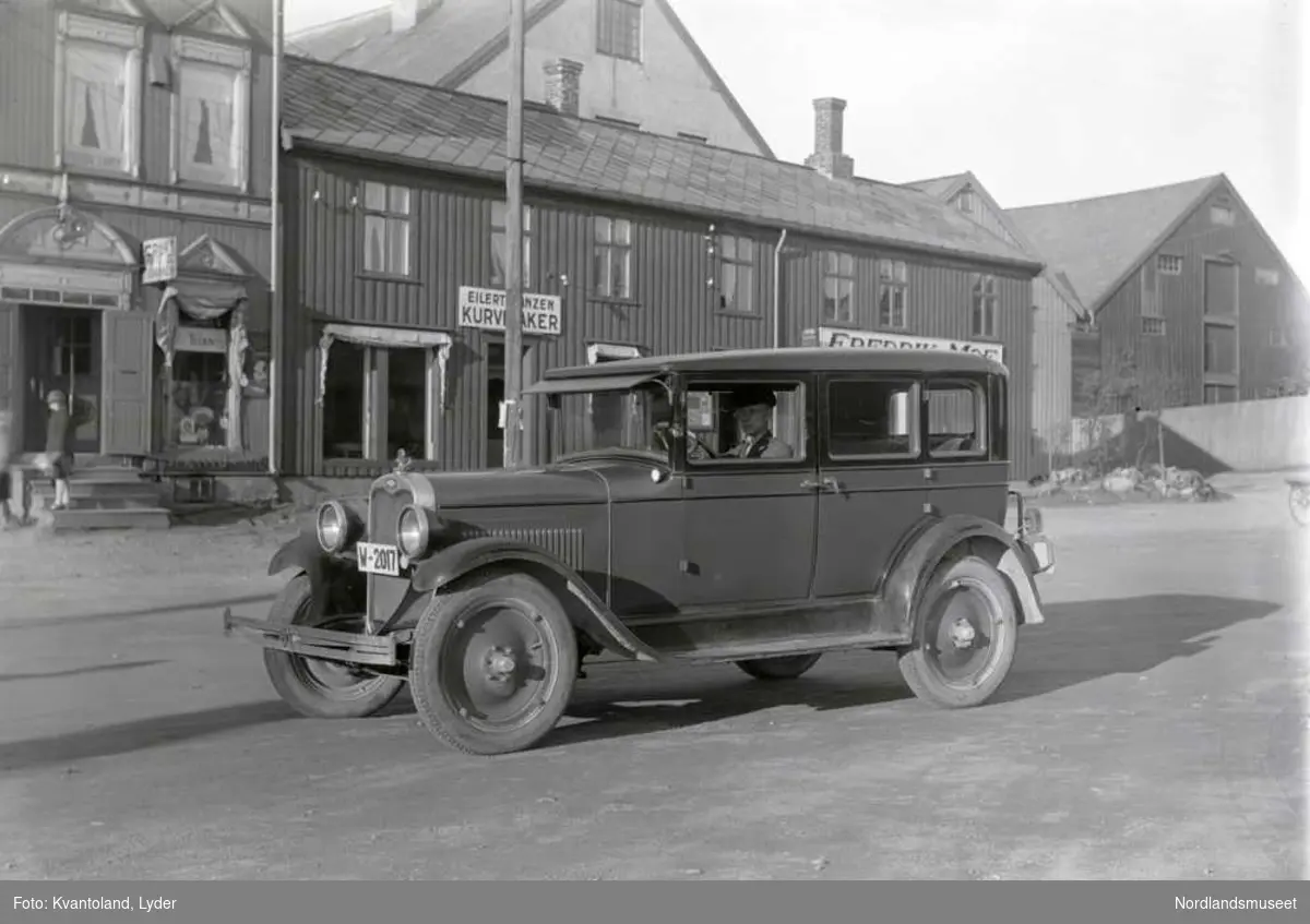 Kvantolands protokoll: Sjåfør i bil ved Janzens gård i Bodø 

Ekstern kommentar: trolig Chevrolet årsmodell 1928.