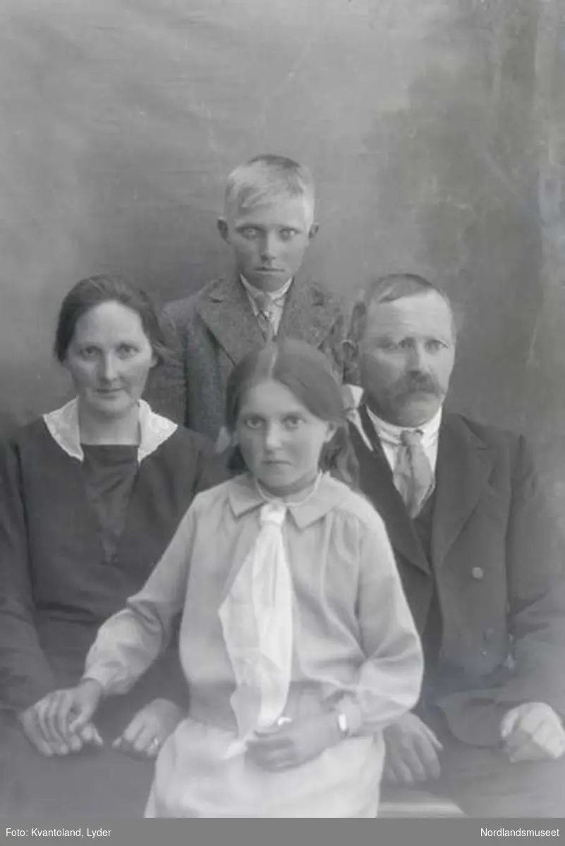 Kvantolands protokoll: Peder Hansen, Haug, Valnesfjord, med familie ...