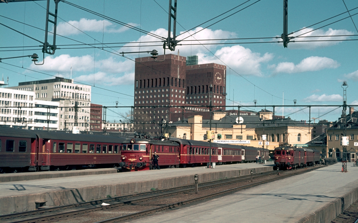 Oslo Vestbanestasjon. Tog med elektrisk lokomotiv type El 11 og motorvognsett type 68A. Personvogner av type 3.