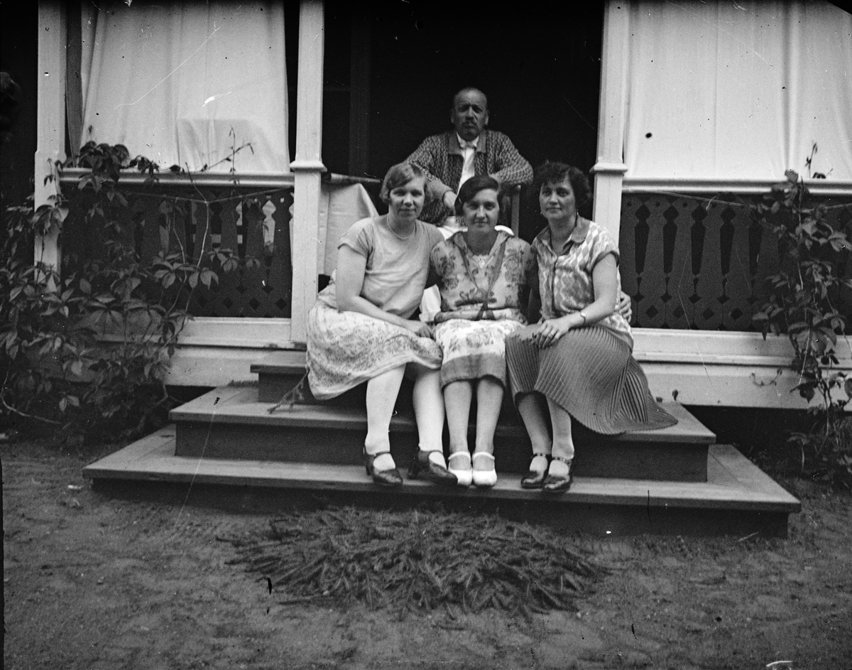 "Familjen Bergman sitter på trappan till bostadshus", Uppsala