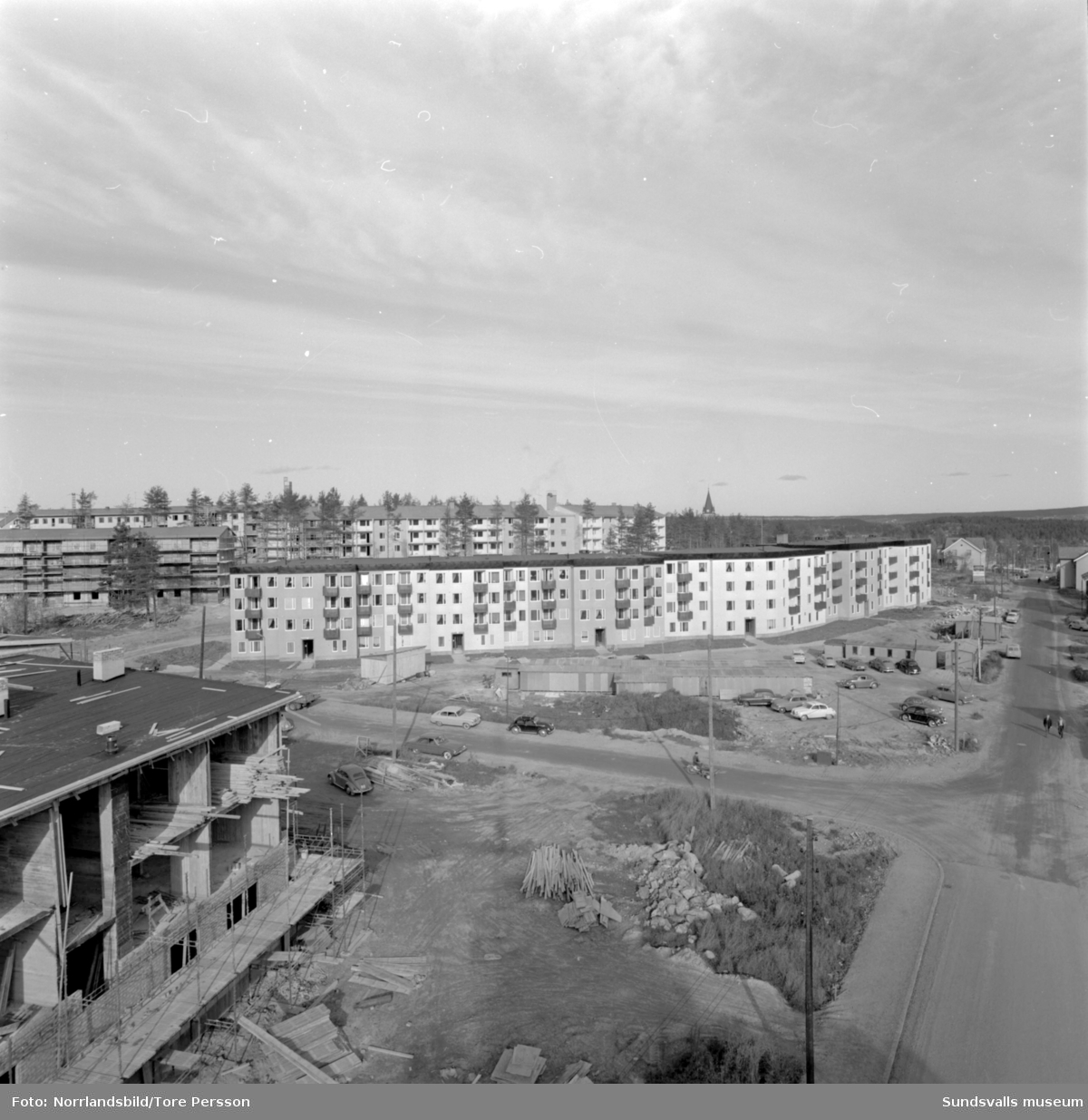 Bilder tagna från en brandbilsstege över Kubikenborg, Skönsmon. Flerfamiljshus, färdiga och under byggnation, samt villaområden.