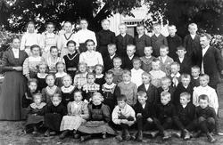 Sanne og Soli bruksskole i Tune, ca. 1908-10. Første rad fra