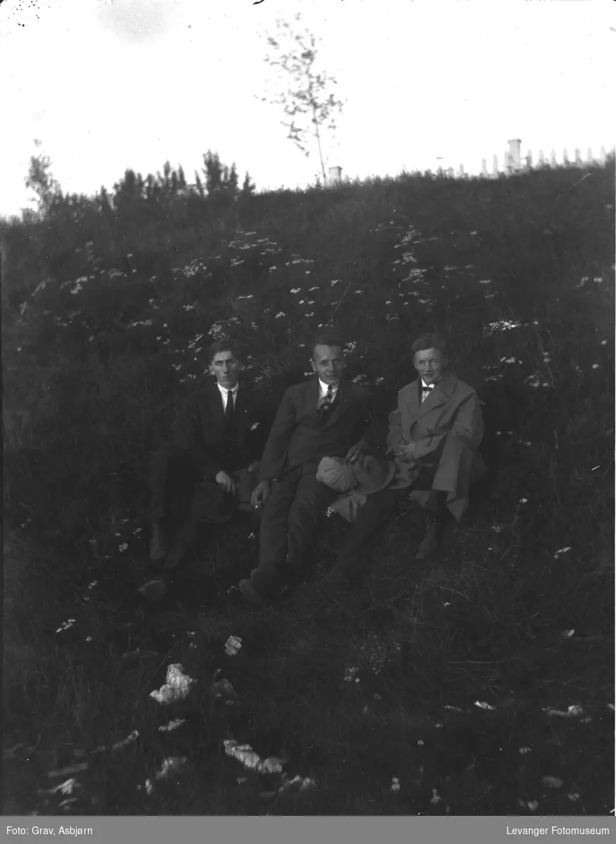 Portrett av tre unge menn.