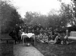 Gruppe lærere, ansatte og elever fra Mære. Hageselskap med k