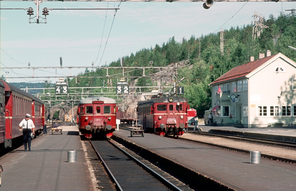 Nelaug stasjon. Tog 72 til Oslo, tog til Arendal med dieselmotorvogn litra BM 86 og tog Lunde - Kristiansand med elektrisk motorvogn litra BM 67 ("Lundefuglen").