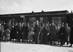 Mennesker foran toget på perrongen på Kragerø stasjon 3 Mai 